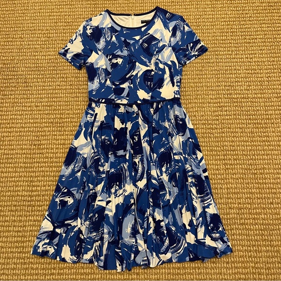 Maggy London Blue & White Abstract print pleated dress 2 - Picture 2 of 6